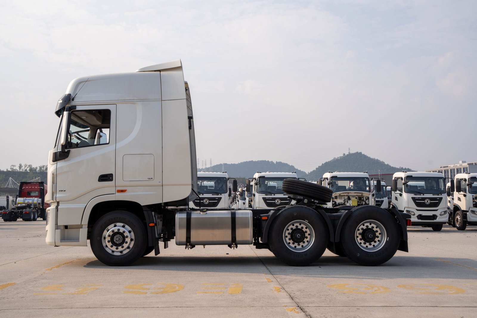 Tractocamión DONGFENG GX — perfil lateral